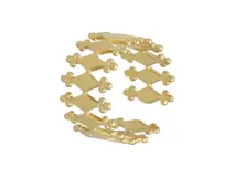 Anillo de acero con baño de oro calado con diseño geométrico.