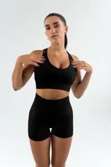 Conjunto deportivo color beige, compuesto por un top con escote redondo y unos shorts ajustados.