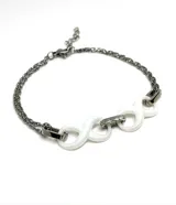 Pulsera de eslabones plateados con tres símbolos de infinito blancos de cerámica unidos por conectores plateados.