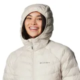 Campera acolchada con capucha, color beige, con cierre frontal, bolsillos laterales con cremallera y logo de la marca bordado en el pecho.