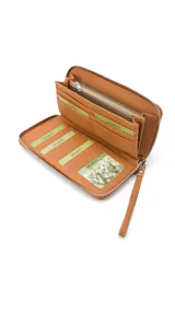 Billetera larga con cierre perimetral, confeccionada en material sintético con estampado botánico de flores silvestres sobre fondo claro. Cuenta con múltiples compartimentos internos para tarjetas, visor para documentos y un bolsillo interno con cierre. Incluye una correa de mano extraíble.