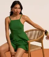 Blusa peplum verde esmeralda de viscolino, con escote cuadrado, breteles finos ajustables y sisa americana.