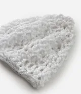 Gorro tipo beanie de tejido de punto con efecto ganchillo, color blanco, con diseño texturizado y calce ajustado.