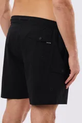 Short de baño cargo color negro, de diseño liso con bolsillos laterales y bolsillos utilitarios con solapa y botón en las piernas. Cuenta con cintura elástica ajustable mediante cordón.