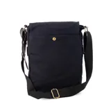 Morral de tela canvas color negro con detalles en cuero sintético marrón. Cuenta con solapa frontal con cierre magnético, bolsillo tipo guantera bajo la solapa, división interna desmontable con velcro y correa larga regulable.