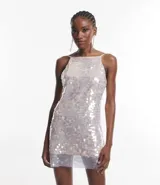 Vestido corto con escote cuadrado y breteles finos ajustables, confeccionado en tejido de lentejuelas metalizadas con forro.