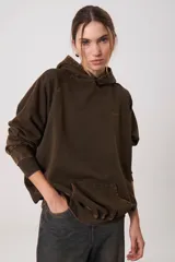 Buzo tipo hoodie de corte oversize y silueta amplia, con capucha, mangas largas y bolsillo frontal tipo canguro. Presenta un acabado desgastado en color marrón habano con terminaciones en rib.