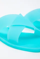 Sandalia chata de goma semi transparente color gris, con doble tira entrelazada sobre el empeine.