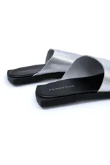 Sandalias plateadas de cuero con suela plana negra y puntera cuadrada.