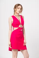 Vestido corto fucsia con escote en V y corte a la cintura. Presenta aberturas laterales y lazo ajustable en la espalda.