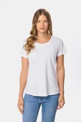 Remera color beige de corte clásico, con cuello redondo y mangas cortas.