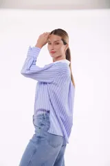 Camisa celeste a rayas blancas con cuello clásico y corte holgado.