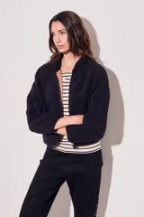 Campera negra de micropolar con cierre frontal y bolsillos laterales.