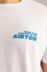 Camiseta de algodón blanca con cuello redondo y mangas cortas. Presenta un estampado gráfico en el pecho con la frase 'There is no substitute for Airton' en color azul.