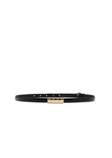 Cinturón fino de cuero sintético en color negro, con hebilla metálica rectangular de diseño minimalista en tono dorado.