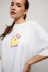 Remera blanca de manga corta con estampado de limones y la frase "when life gives you lemons". Corte holgado.