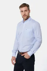 Camisa sport de hombre con diseño de rayas finas, cuello con botones y bolsillo frontal en el pecho.