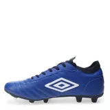 Championes de fútbol 11 Umbro modelo Legend, color negro con detalles en blanco. Presentan el logo de la marca en el lateral, costuras reforzadas en la puntera y una pequeña bandera tricolor decorativa. Cuentan con suela de tacos blancos y cierre mediante cordones negros.