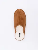 Pantuflas de hombre cerradas, color marrón, con interior de piel sintética color crema.