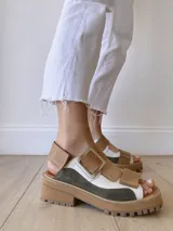 Sandalias de cuero con plataforma de goma, color verde, blanco y beige.