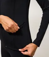 Campera deportiva Get Over entallada, confeccionada en microfibra verde militar, de manga larga, con cuello alto, cierre frontal completo y un práctico bolsillo trasero.