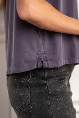 Remera de algodón peinado con efecto lavado, de corte oversize, cuello redondo y mangas cortas.