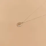 Gargantilla de plata 925 con dije circular con cuarzo rosa.