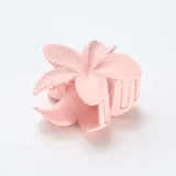 Pinza para el cabello tipo clip con diseño de flor en color rosa mate.