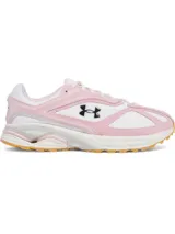 Championes Under Armour modelo HOVR Apparition, con diseño retro inspirado en el running. Presenta una combinación de malla blanca y refuerzos de gamuza en color rosado, con el logo de la marca en el lateral y suela de goma con tecnología de amortiguación HOVR.