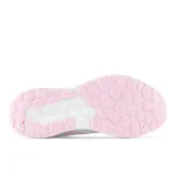 Championes de running New Balance 520v8 para dama, color gris claro con detalles en rosa y naranja.