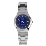 Reloj Casio analógico con caja y brazalete de acero inoxidable plateado. Presenta una esfera redonda de color azul con marcadores de hora plateados y ventana de fecha a las 3.