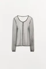 Chaqueta gris de punto fino semitransparente con hilo metalizado, cuello redondo, manga larga y cierre frontal con botones.