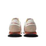 Championes New Balance modelo MS237RB, de estilo retro running, color blanco con detalles en gamuza color beige y logo "N" en color naranja.