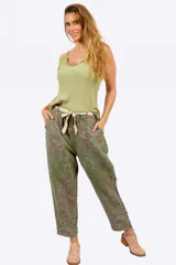 Musculosa verde oliva lisa con breteles finos y volados en el escote.