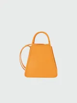 Bolso tote pequeño de cuero negro con diseño estructurado, doble asa superior y correa larga ajustable para llevar al hombro o cruzado. Cuenta con cierre de solapa y detalles metálicos dorados.