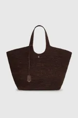 Bolso tipo shopper extragrande de rafia tejida a mano en color marrón, con asas alargadas, silueta de estructura suave y detalle de llavero colgante de cuero sintético.