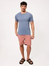 Bermuda Ursus modelo Polanco, confeccionada en tejido de gabardina color coral. Cuenta con presillas para cinto, cierre frontal con botón y bolsillos laterales y traseros.
