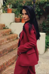 Blazer bordeaux de corte clásico, con solapas de muesca, cierre frontal con botón y bolsillos con solapa.