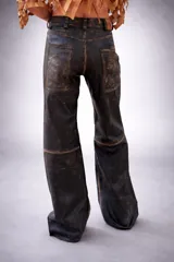 Pantalón cargo de cuero con efecto desgastado, de tiro medio y silueta recta amplia. Presenta múltiples bolsillos cargo con solapa y herrajes metálicos en el frente, además de bolsillos traseros de gran tamaño.