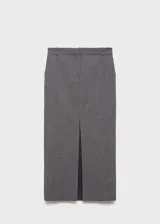 Falda larga de corte recto con diseño a rayas verticales finas. Presenta tiro medio, trabillas para cinturón, bolsillos laterales y una abertura frontal en el bajo. Incluye cierre oculto de botón, gancho y cremallera.
