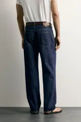 Jeans relaxed fit de tiro medio, confeccionados en denim de algodón con efecto ligeramente lavado. Presentan perneras rectas con raya de planchado, diseño de cinco bolsillos y cierre frontal con cremallera y botón.