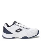 Championes deportivos Lotto de cuero sintético en color blanco con detalles en azul marino. Presentan perforaciones laterales para ventilación, cierre con cordones y suela de goma con diseño texturizado para mayor tracción.