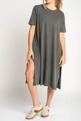 Vestido midi de algodón color gris oscuro, con cuello redondo, mangas cortas y corte recto con aberturas laterales en el ruedo.