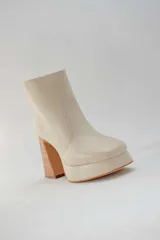 Botines negros de cuero con plataforma y tacón cuadrado. Cierre con cremallera lateral.