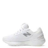 Championes de running New Balance modelo Athletic Fresh, color blanco con detalles en plateado. Presentan diseño de malla transpirable, cierre con cordones y suela con amortiguación.