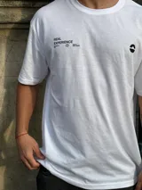 Remera blanca de corte oversize con estampado en la espalda que incluye dos círculos intersecados con las palabras 'Surf', 'Life' y 'Skate', y las frases 'Real Experience', 'Coexist' y 'Meaningful Day'.