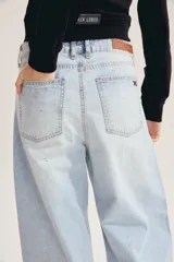 Jean de denim celeste con lavado claro y efecto desteñido, de tiro alto y corte ancho con dobladillo vuelto en los tobillos.