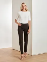 Pantalón recto color verde oliva, marca Zac & Rachel, modelo slim. Tiene pretina con pasadores, botón y cierre. Incluye tres bolsillos delanteros y dos bolsillos ojal en la parte trasera.