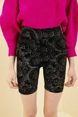 Calza corta de terciopelo color negro con estampado cachemir en color dorado.