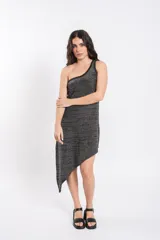 Vestido corto de tejido con brillo, diseño asimétrico de un solo hombro y dobladillo en punta.